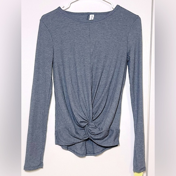 NWT Women’s Gray Long Sleeve Ribbed Twist Knot Front T-Shirt - Picture 4 of 6